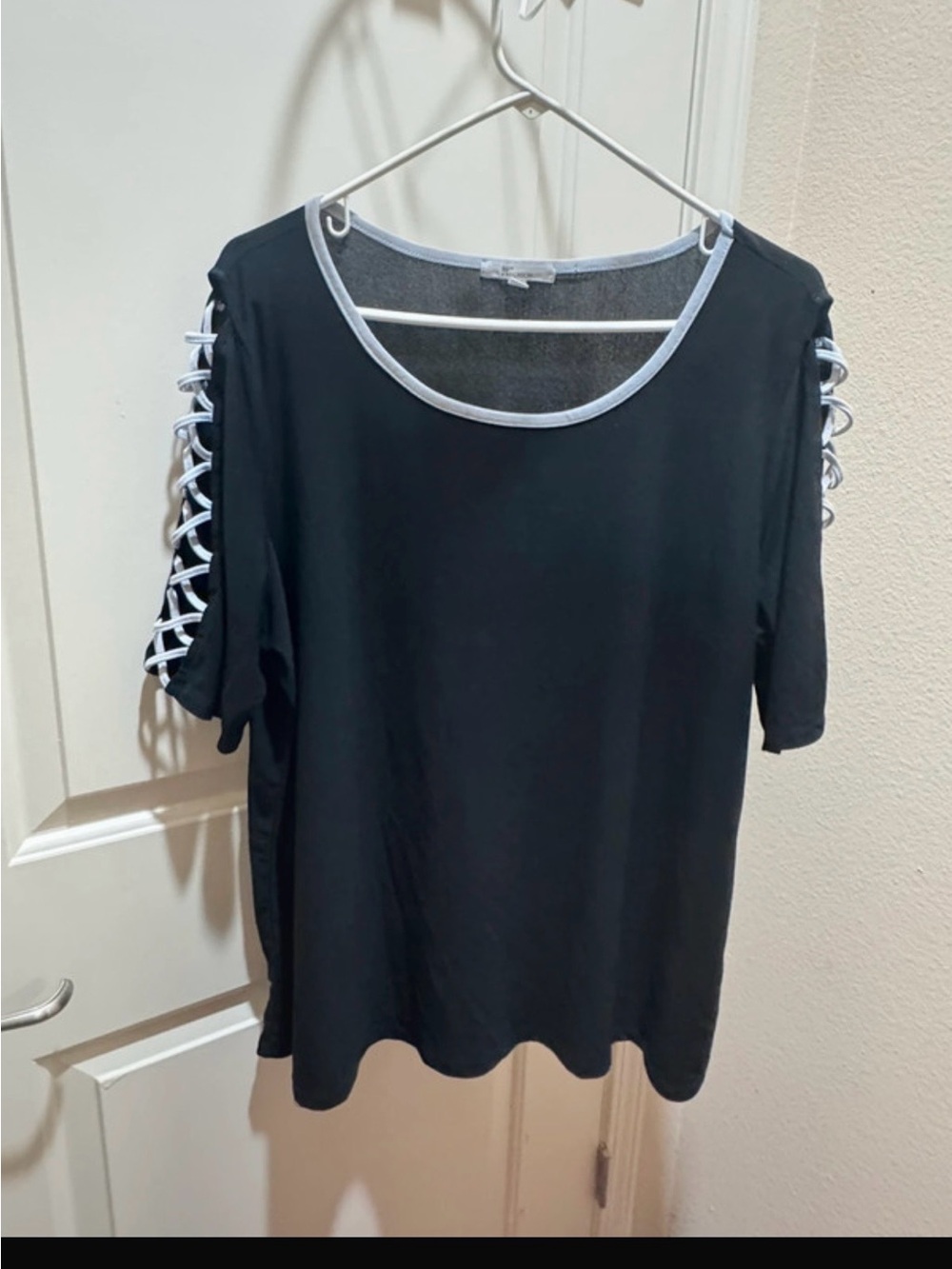 89th & Madison Black Short Sleeve Scoop Neck Top with White Lace-Up Sleeves